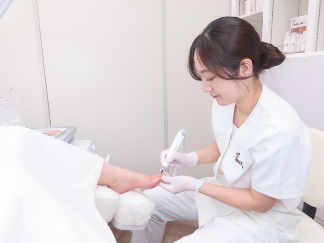 REFUSSフットケアの施術シーン